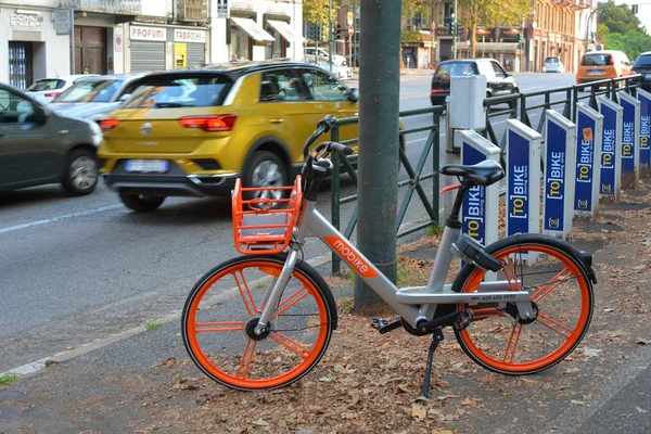 Turyn, Piemont, Włochy -07 / 19 / 2019- Parking dla rowerów wspólnych. — Zdjęcie stockowe