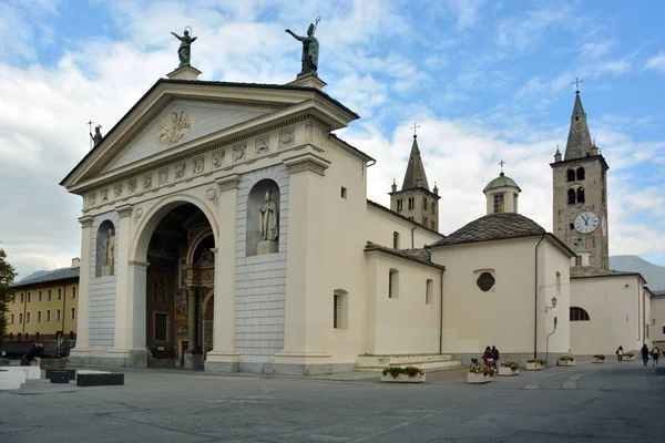 Aosta, Aosta Valley, Olaszország-10 / 14 / 2019- Santa Maria Assunta e San Giovanni Battista katedrális — Stock Fotó