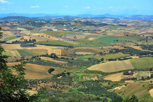 Zonnige landschappen op het platteland van de Molise in Zuid-Italië. — Stockfoto