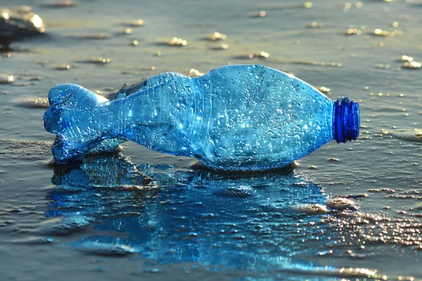 Poluição de garrafas de plástico em uma praia de areia . — Fotografia de Stock