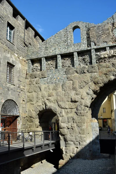 Aosta, Vale de Aosta, Itália-10 / 14 / 2019-Porta Praetoria é o principal acesso à antiga cidade romana — Fotografia de Stock