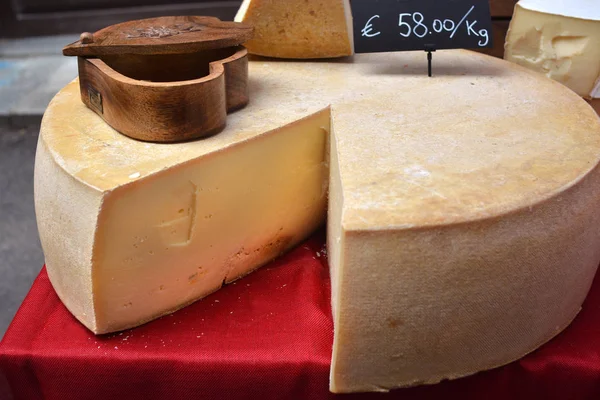Τυρί γάλακτος από αγελάδες βοσκής — Φωτογραφία Αρχείου