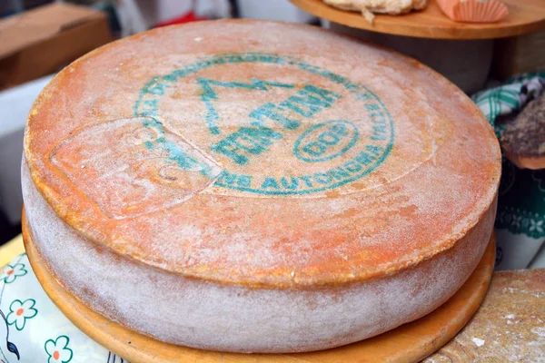 Turin, Piedmont, Italy. -10/22/2010- The food fair "Salone del Gusto". Fontina of Aosta Valley cheese. — Stock Photo, Image