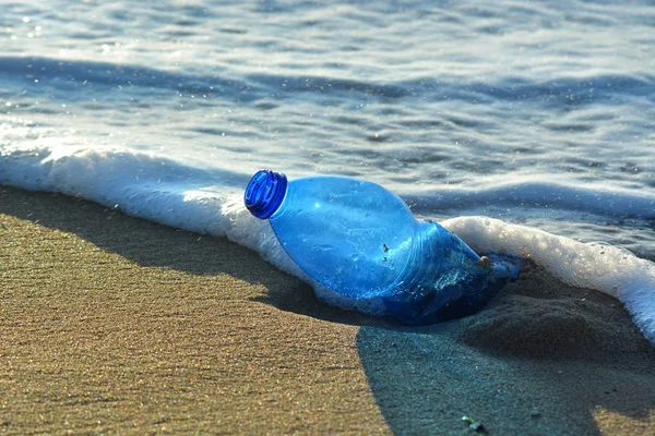 Plastic bottle pollution on a sandy beach. — Stock Photo, Image