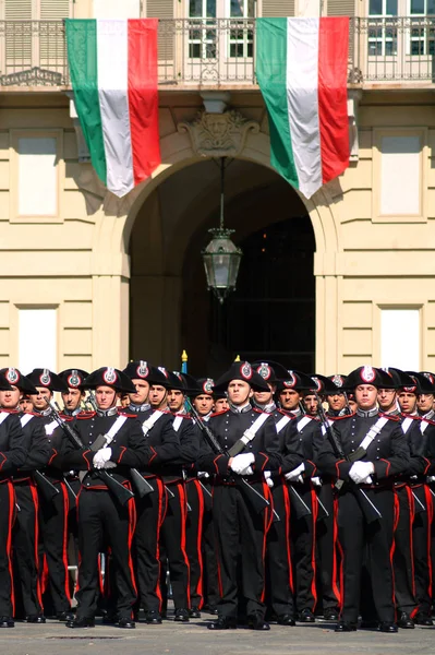 Torino, Piedmont, İtalya - 06/02/2007 - İtalyan Cumhuriyet Bayramı. Silahlı Kuvvetler ile bayrak çekme. — Stok fotoğraf