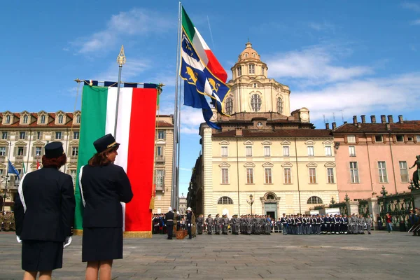 Turin, Piedmont, Italy - 06/02/2007 - Italian Republic Day. The flag-raising with Armed Forces. — Stock Photo, Image
