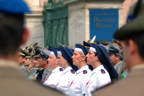 Turyn, Piemont, Włochy-06/02/2007-dzień Republiki Włoskiej. Flaga-podnoszenie z siłami zbrojnymi. — Zdjęcie stockowe