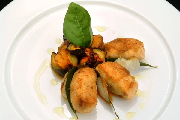 Итальянские рецепты питания, рыба-меч с овощной капоната — стоковое фото