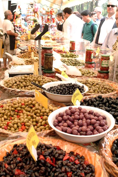 Турин, П'ємонт, Італія - 04 / 21 / 2006- Ринок середземноморського харчування, запаси різних оливок — стокове фото