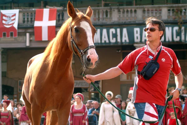 Asti, Piémont, Italie -20 / 09 / 2015- Palio est un festival traditionnel d'origines médiévales et exposition par lanceurs de drapeaux, procession historique et la course de chevaux Palio bareback — Photo