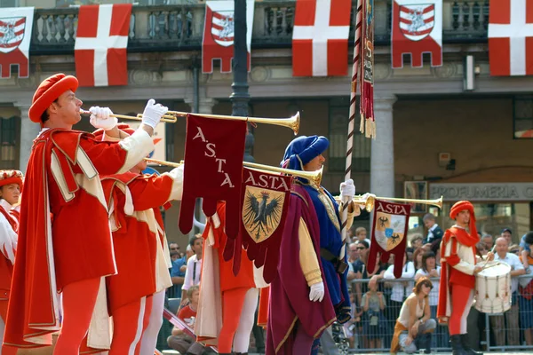 Asti, piemont, italien -20.09.2015- Palio ist ein traditionelles Fest mittelalterlichen Ursprungs und Ausstellung von Fahnenschwingern, historischer Prozession und dem Palio bareback Pferderennen — Stockfoto