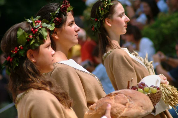 Asti, Piamonte, Italia -20 / 09 / 2015- Palio es un festival tradicional de orígenes medievales y exposición de lanzadores de banderas, procesión histórica y la carrera de caballos a pelo Palio — Foto de Stock