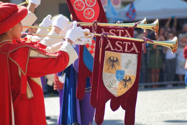 Asti, Piémont, Italie -20 / 09 / 2015- Palio est un festival traditionnel d'origines médiévales et exposition par lanceurs de drapeaux, procession historique et la course de chevaux Palio bareback — Photo