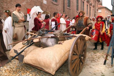 Asti, Piedmont, İtalya -09 / 20 / 2015 - Palio bayrak atıcıları, tarihi geçit alayı ve Palio eyersiz at yarışının geleneksel Ortaçağ kökenli ve sergisi.
