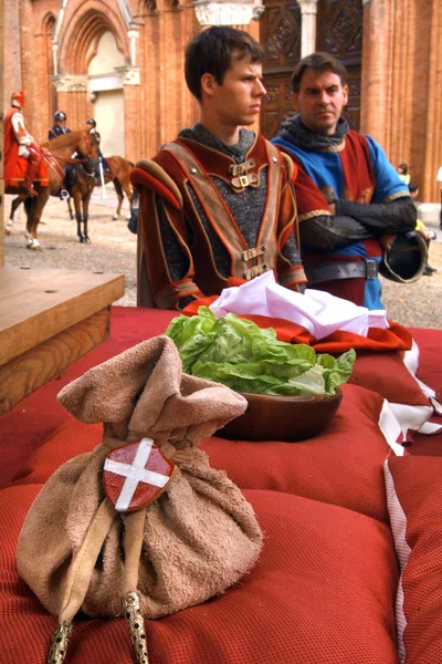 Asti, Piedmont, Ιταλία -09 / 20 / 2015- Το Παλιό είναι ένα παραδοσιακό φεστιβάλ μεσαιωνικής προέλευσης και έκθεσης από σημαιοφόρους, ιστορική πομπή και τον ιππικό αγώνα Palio bareback. — Φωτογραφία Αρχείου