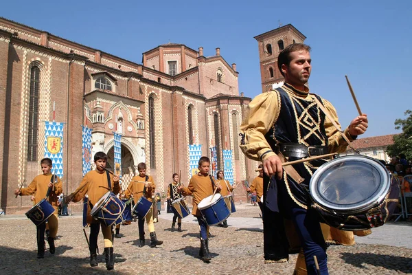 Asti, Piemonte, 20 / 09 / 2015- Il Palio è una tradizionale festa di origini medievali e mostra di sbandieratori, corteo storico e corsa di cavalli senza sella del Palio — Foto Stock