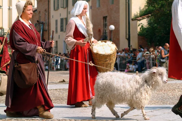 Asti, Piedmont, Ιταλία -09 / 20 / 2015- Το Παλιό είναι ένα παραδοσιακό φεστιβάλ μεσαιωνικής προέλευσης και έκθεσης από σημαιοφόρους, ιστορική πομπή και τον ιππικό αγώνα Palio bareback. — Φωτογραφία Αρχείου
