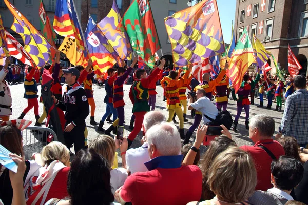 Asti, Piémont, Italie -20 / 09 / 2015- Palio est un festival traditionnel d'origines médiévales et exposition par lanceurs de drapeaux, procession historique et la course de chevaux Palio bareback — Photo