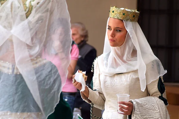 Asti, Piedmont, İtalya -09 / 20 / 2015 - Palio bayrak atıcıları, tarihi geçit alayı ve Palio eyersiz at yarışının geleneksel Ortaçağ kökenli ve sergisi.