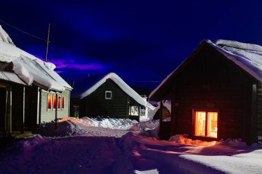 Karla kaplı köy evleri