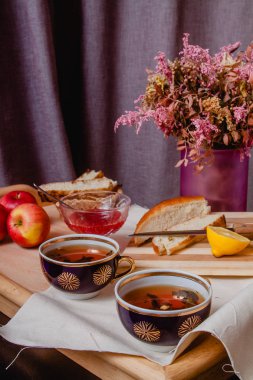 İki bardak çay, limon ve ekmek