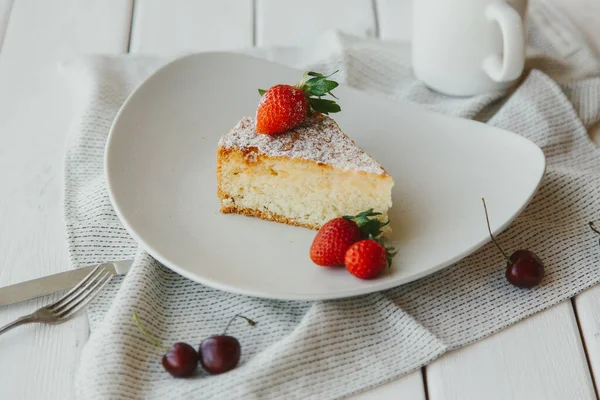 Dessert del mattino su sfondo bianco — Foto Stock
