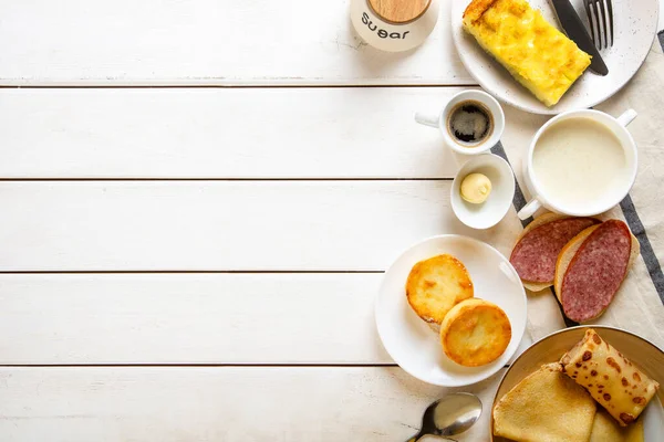 Café da manhã em mesa de madeira branca flat lay — Fotografia de Stock