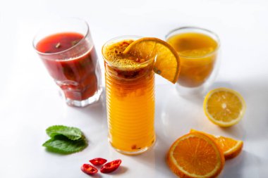 Farklı aromalı üç bardak çay.