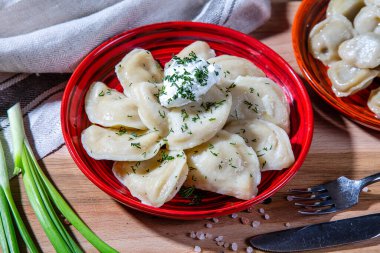 Tahta masada bir tabak hamur tatlısı.