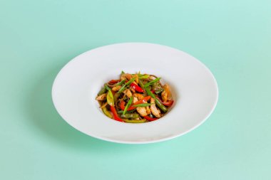 Soba erişteleri beyaz tabakta buluşur.