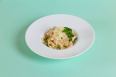 Beyaz tabakta tavuklu makarna. 