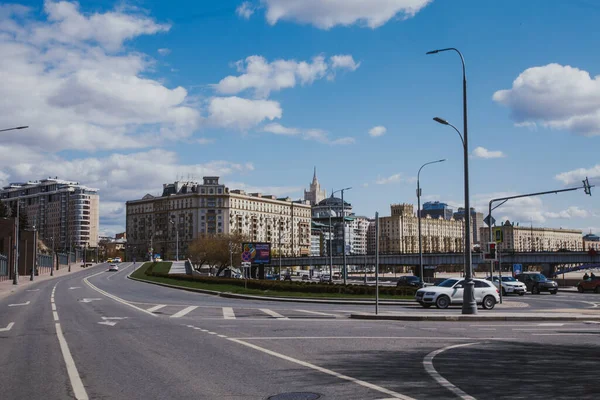 Московська вулиця в центрі міста порожня в карантині. — стокове фото
