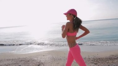 günbatımında çalışan kadın fitness