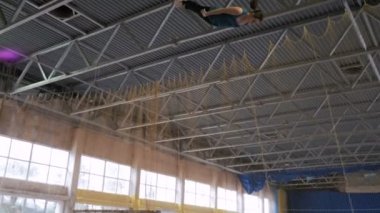 Genç atlet trambolin üzerinde atlama