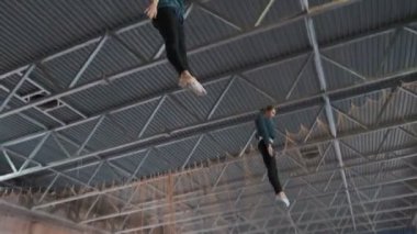 Trambolin üzerinde atlama sporcular