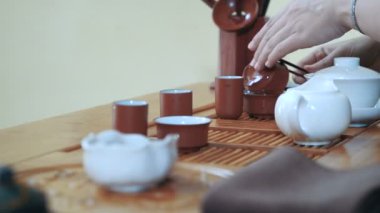 erkek temiz çay bardak eller