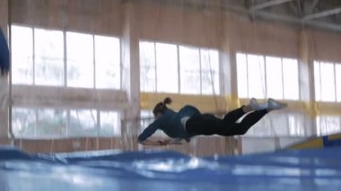 Genç atlet trambolin üzerinde atlama