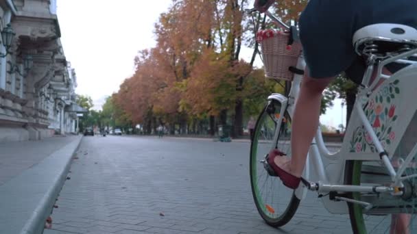 Vrouw riding vintage fiets bij city — Stockvideo