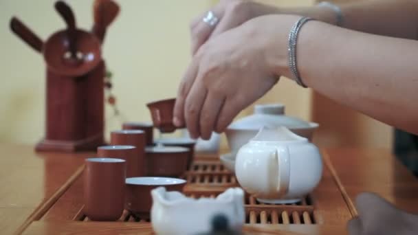 Frauenhände bereiten Tee zu — Stockvideo