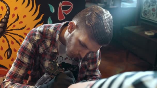 Processus de tatouage en gros plan sur la peau — Video