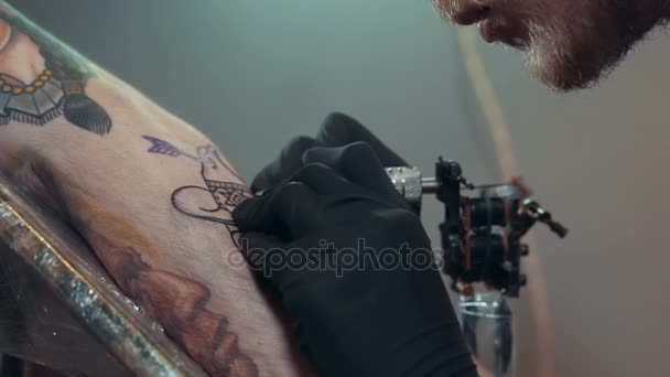 Processo de tatuagem close-up na pele — Vídeo de Stock