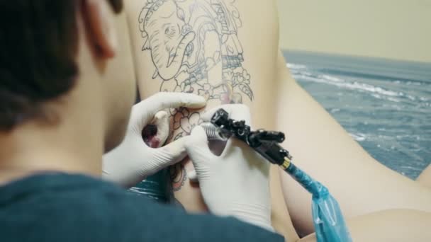 Tetováló művész mutatja be a folyamat — Stock videók