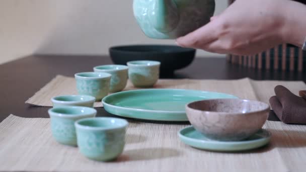 Frauenhände bereiten Tee zu — Stockvideo