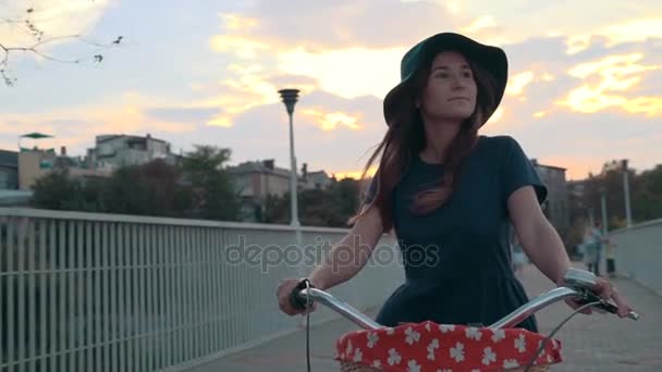 Vrouw riding vintage fiets bij city — Stockvideo