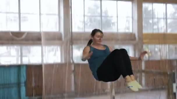Jovem atleta pulando no trampolim — Vídeo de Stock