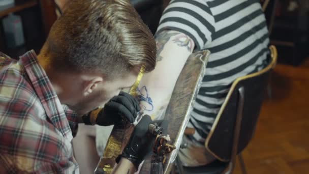 문신 예술가 과정을 보여 줍니다. — 비디오