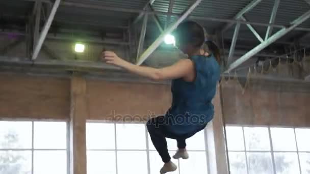 Молодой спортсмен прыгает на батуте — стоковое видео