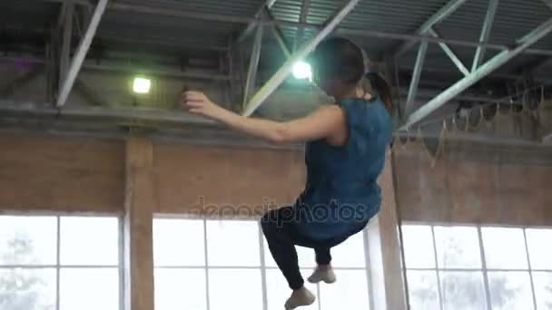 Joven atleta saltando en trampolín — Vídeos de Stock