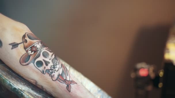 Processus de se faire tatouer coloré — Video