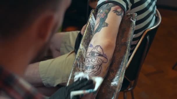 Processus de tatouage en gros plan sur la peau — Video